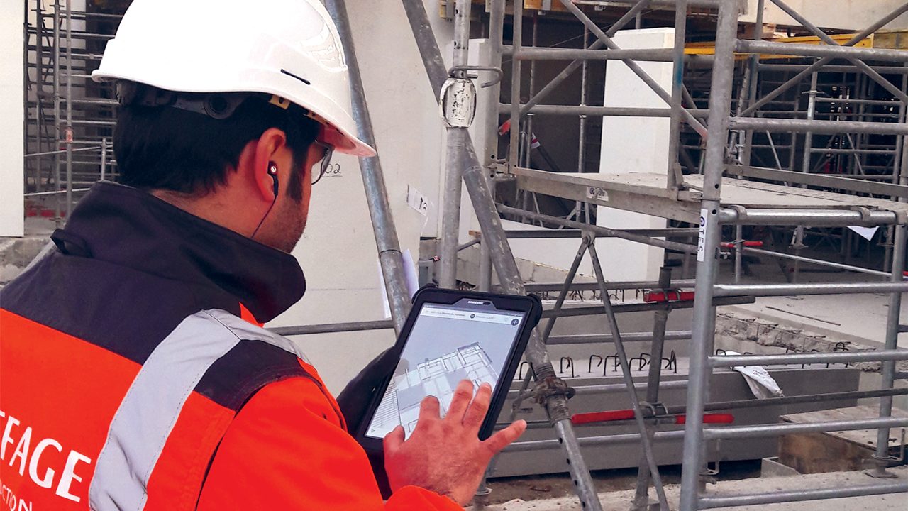 Image of an Eiffage worker using a tablet on site for Eiffage AI story