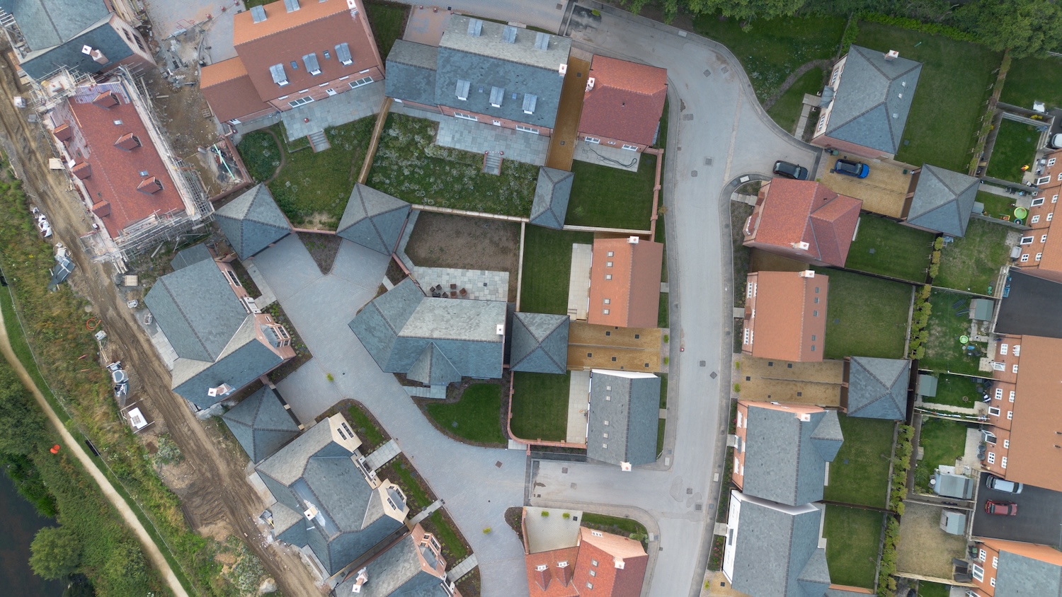 An aerial image of new build housing for housebuilding data opinion